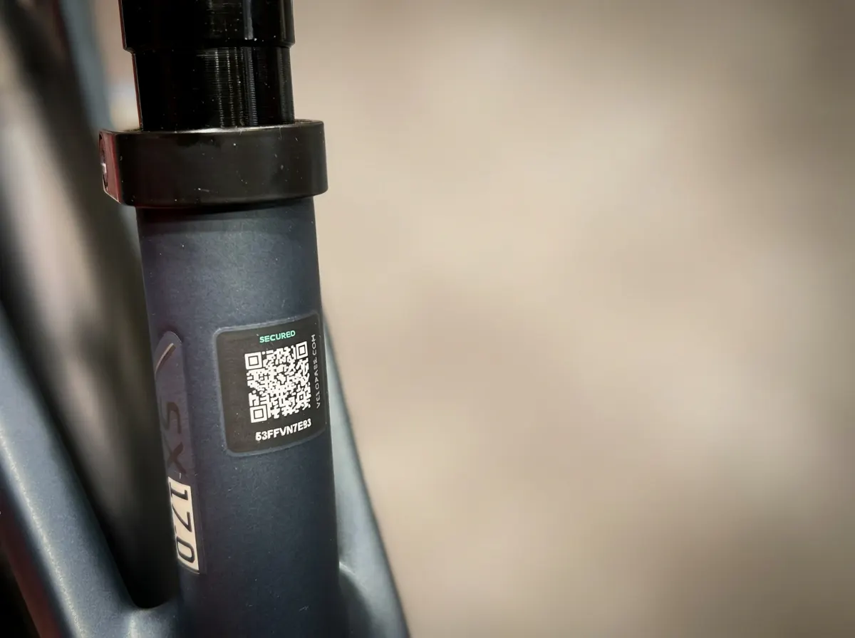 Velopass Frame-ID Aufkleber mit der Aufschrift „SECURED“ und einem QR-Code